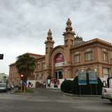 L'ex cinema-teatro Margherita adagiato sul mare